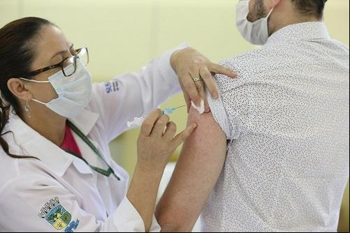 Paraná vai aplicar a 2ª dose de reforço contra a Covid-19 em pessoas acima de 40 anos - Foto: Geraldo Bubniak/AEN